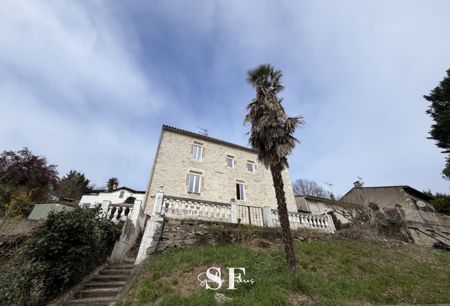 AGEN - SUR LES HAUTEURS - MAISON EN PIERRES AVEC TERRAIN — photo 1