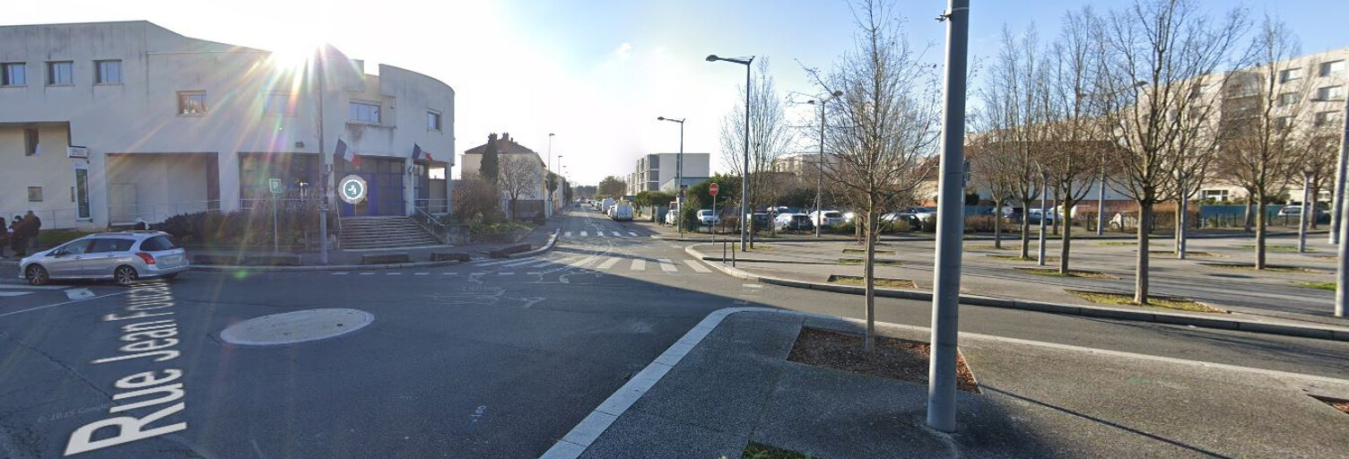 Garage  125 m² à vendre à Vaulx-en-Velin (69120)