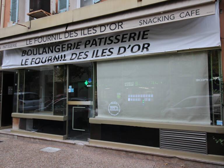 HYERES - LOCAL COMMERCIAL de 157.20 m2 A LOUER — photo 1