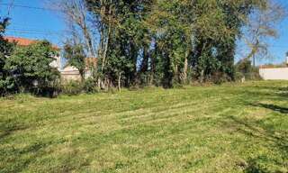 Terrain  749 m² à vendre à Saint-Hippolyte (17430)