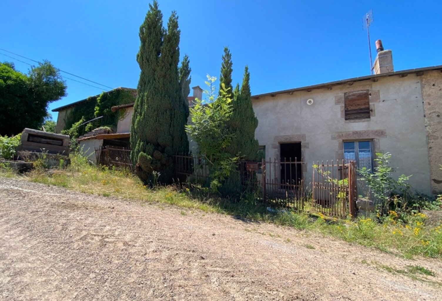 SAINT MARTIN D'ESTREAUX MAISON en PIERRE - 5 pièces - A rénover — photo 1
