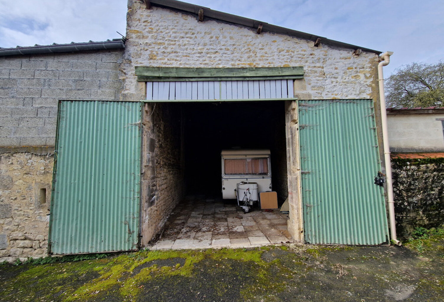 GARAGE à vendre TONNAY BOUTONNE (17) 55 m² — photo 1