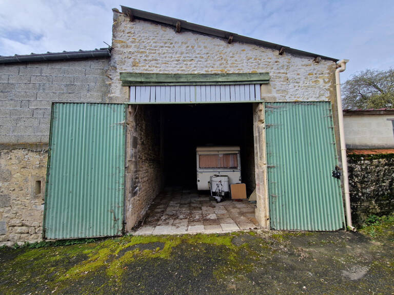 GARAGE à vendre TONNAY BOUTONNE (17) 55 m² — photo 1
