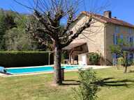 Charmante Maison en pierre de 139 m² sh sur 2 niveaux offrant 4 chambres + garage + piscine, composée d'un séjour salon avec poêle à bois, cuisine, buanderie, à l'étage 4 chambres 2 salles d'eau et une salle de bains, cave un atelier, piscine, agréable jardin clos de 1082 m² . — photo 2