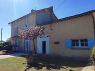 Charmante Maison en pierre de 139 m² sh sur 2 niveaux offrant 4 chambres + garage + piscine, composée d'un séjour salon avec poêle à bois, cuisine, buanderie, à l'étage 4 chambres 2 salles d'eau et une salle de bains, cave un atelier, piscine, agréable jardin clos de 1082 m² . — photo 4