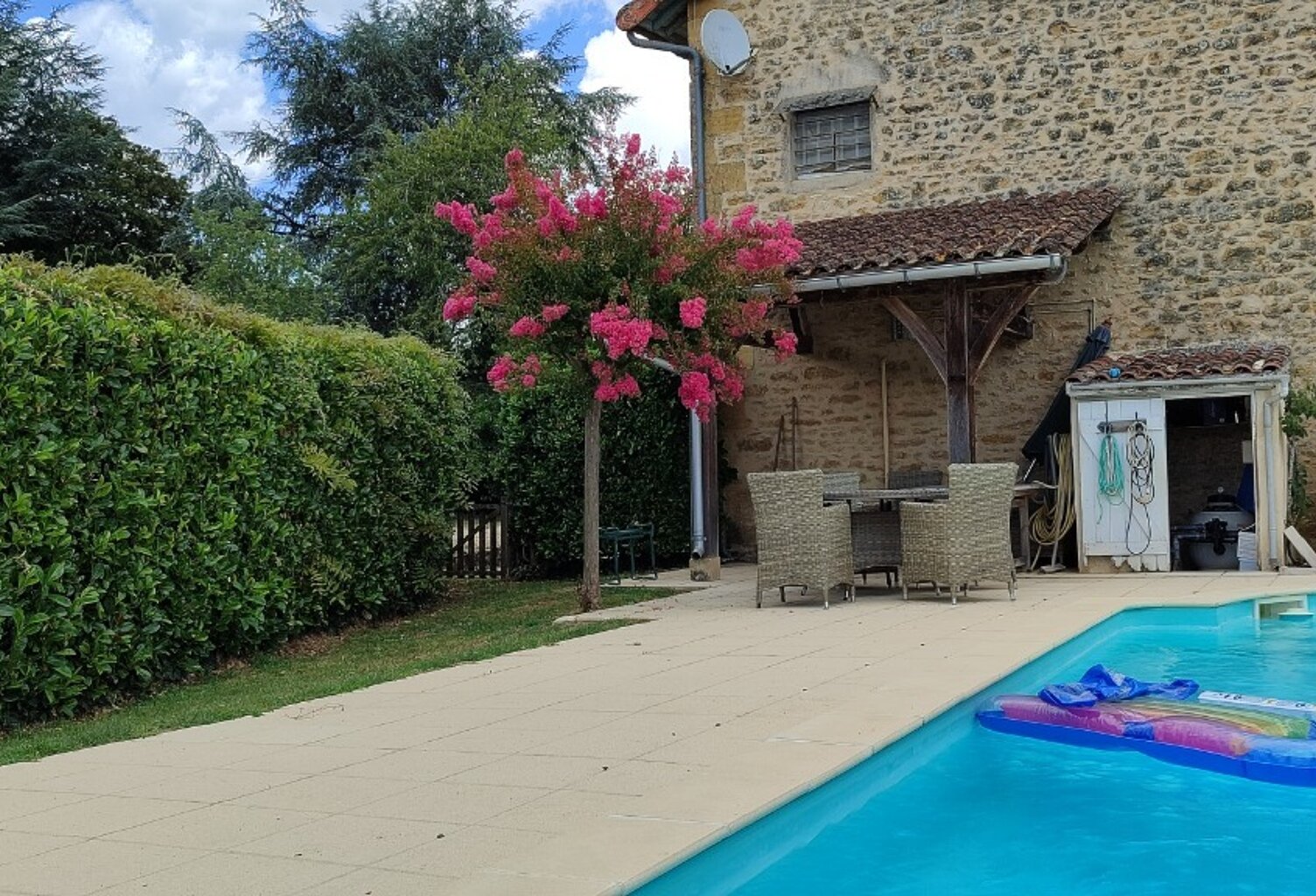 Charmante Maison en pierre de 139 m² sh sur 2 niveaux offrant 4 chambres + garage + piscine, composée d'un séjour salon avec poêle à bois, cuisine, buanderie, à l'étage 4 chambres 2 salles d'eau et une salle de bains, cave un atelier, piscine, agréable jardin clos de 1082 m² . — photo 1