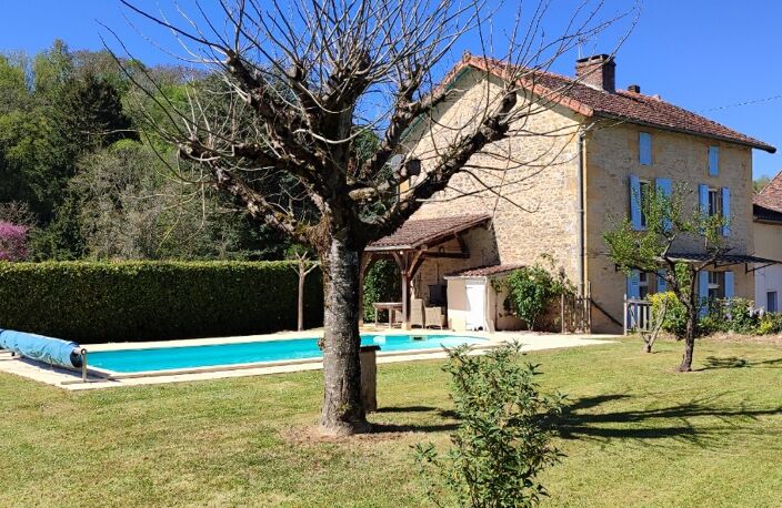 Charmante Maison en pierre de 139 m² sh sur 2 niveaux offrant 4 chambres + garage + piscine, composée d'un séjour salon avec poêle à bois, cuisine, buanderie, à l'étage 4 chambres 2 salles d'eau et une salle de bains, cave un atelier, piscine, agréable jardin clos de 1082 m² . — photo 2