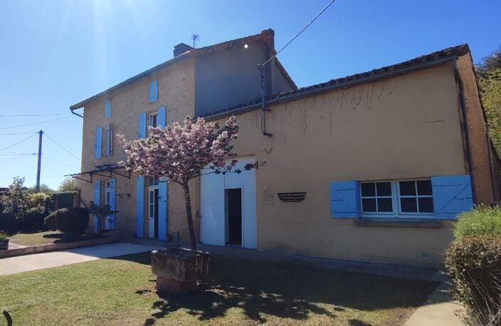 Charmante Maison en pierre de 139 m² sh sur 2 niveaux offrant 4 chambres + garage + piscine, composée d'un séjour salon avec poêle à bois, cuisine, buanderie, à l'étage 4 chambres 2 salles d'eau et une salle de bains, cave un atelier, piscine, agréable jardin clos de 1082 m² . — photo 4