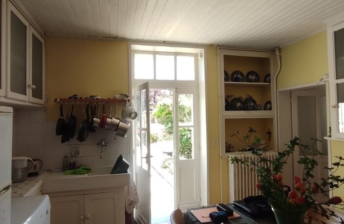 Charmante Maison en pierre de 139 m² sh sur 2 niveaux offrant 4 chambres + garage + piscine, composée d'un séjour salon avec poêle à bois, cuisine, buanderie, à l'étage 4 chambres 2 salles d'eau et une salle de bains, cave un atelier, piscine, agréable jardin clos de 1082 m² . — photo 5