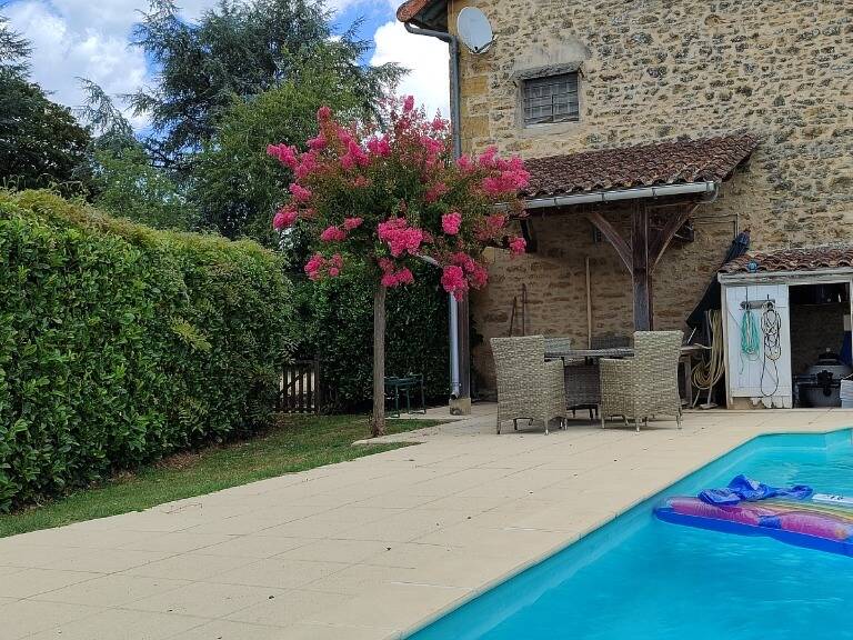 Charmante Maison en pierre de 139 m² sh sur 2 niveaux offrant 4 chambres + garage + piscine, composée d'un séjour salon avec poêle à bois, cuisine, buanderie, à l'étage 4 chambres 2 salles d'eau et une salle de bains, cave un atelier, piscine, agréable jardin clos de 1082 m² . — photo 1