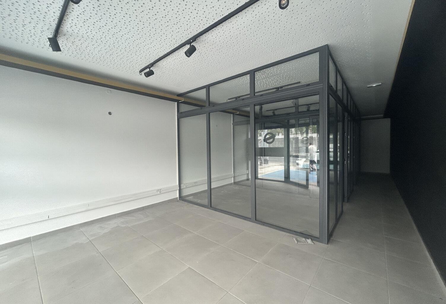 À LOUER LOCAL - LIGNE DES BAMBOUS - 2 071,00 EUR — photo 1
