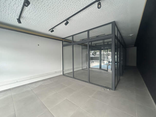 À LOUER LOCAL - LIGNE DES BAMBOUS - 2 071,00 EUR — photo du bien