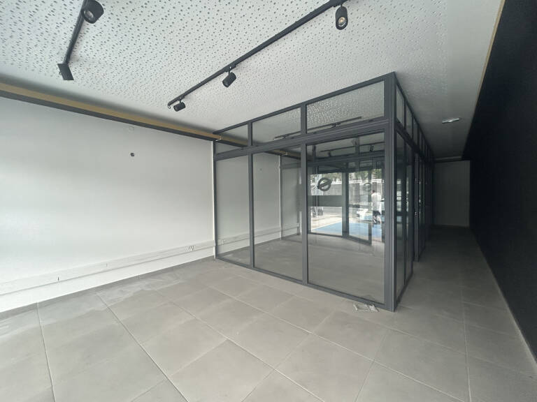 À LOUER LOCAL - LIGNE DES BAMBOUS - 2 071,00 EUR — photo 1