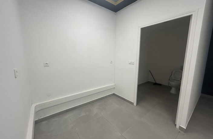 À LOUER LOCAL - LIGNE DES BAMBOUS - 2 071,00 EUR — photo 4