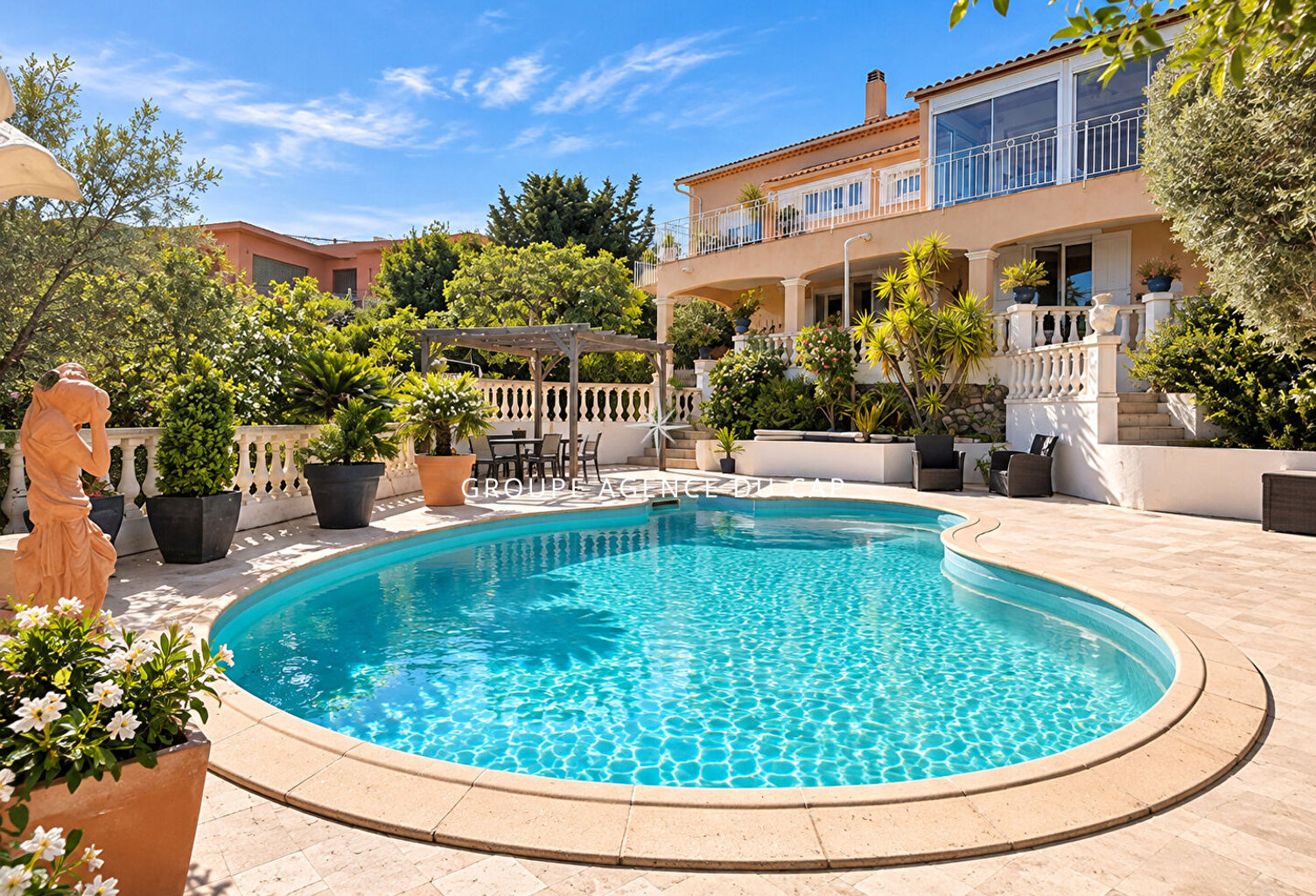À VENDRE VILLA 5 CHAMBRES AVEC VUE MER PROCHE CENTRE VILLE AVEC PISCINE ET GARAGE DOUBLE, À SAINT AYGULF — photo 1