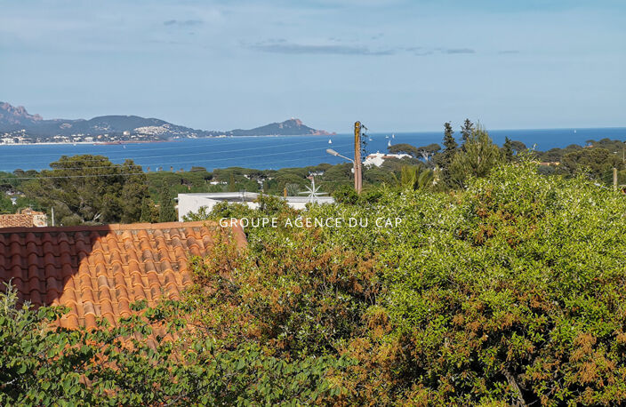 À VENDRE VILLA 5 CHAMBRES AVEC VUE MER PROCHE CENTRE VILLE AVEC PISCINE ET GARAGE DOUBLE, À SAINT AYGULF — photo 3