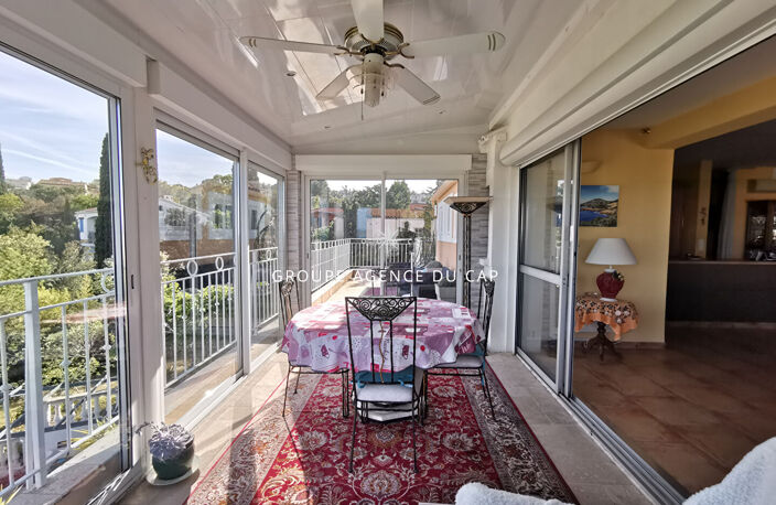 À VENDRE VILLA 5 CHAMBRES AVEC VUE MER PROCHE CENTRE VILLE AVEC PISCINE ET GARAGE DOUBLE, À SAINT AYGULF — photo 5