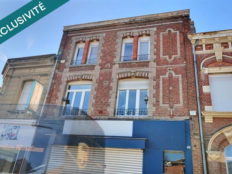Centre ville, propriété avec 2 immeubles, dont une partie commerce possible, cour, garage! Beau potentiel pour tout projet ! — photo 1