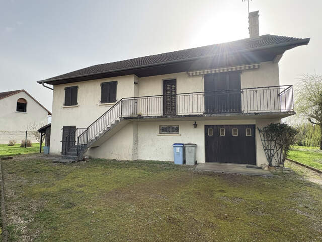 Maison familiale avec grand terrain et vue dégagée — photo du bien