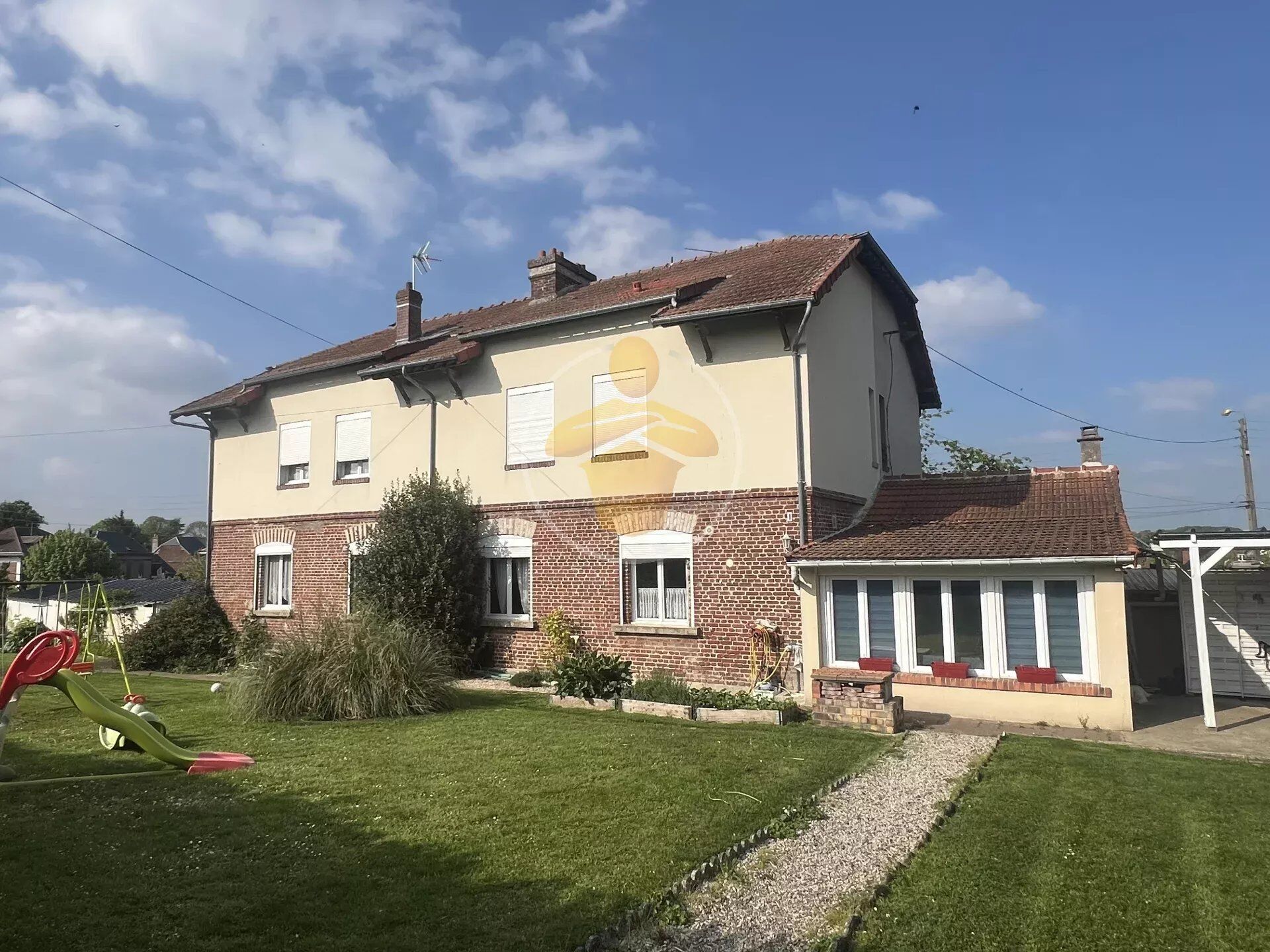 Maison 6 pièces 150 m² · à Charmes · 150 m² · 139 000 €