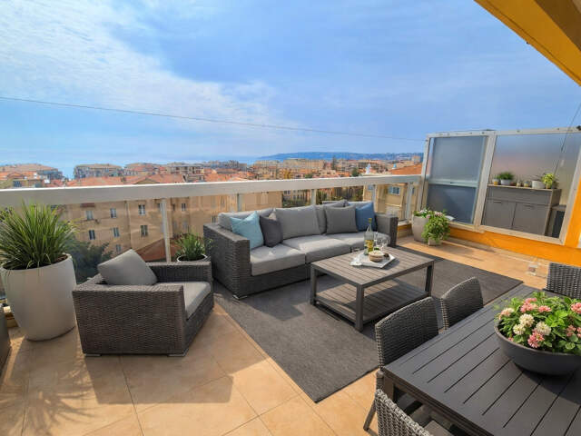Menton , 8 ème  dernier étage, 3 p de 72 m2 et 22 m2 de terr — photo du bien