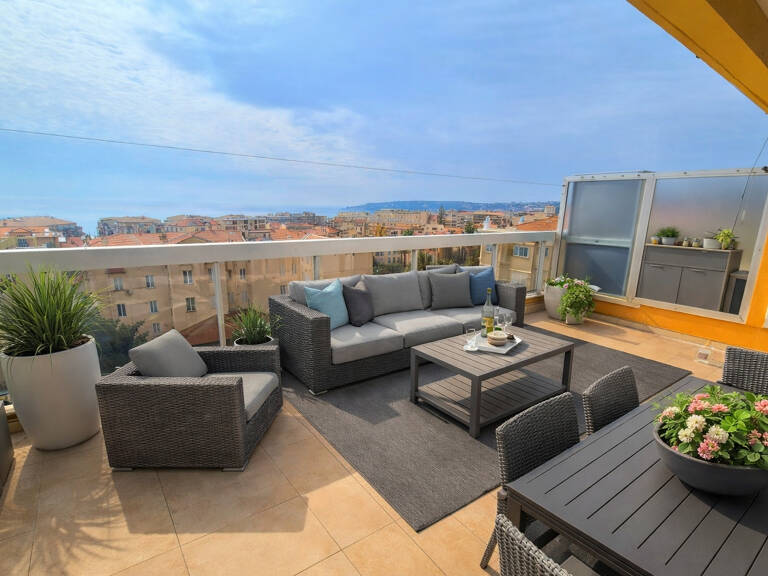 Menton , 8 ème  dernier étage, 3 p de 72 m2 et 22 m2 de terr — photo 1