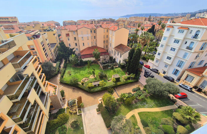 Menton , 8 ème  dernier étage, 3 p de 72 m2 et 22 m2 de terr — photo 3