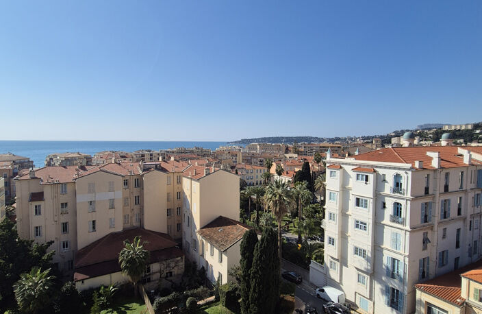 Menton , 8 ème  dernier étage, 3 p de 72 m2 et 22 m2 de terr — photo 5
