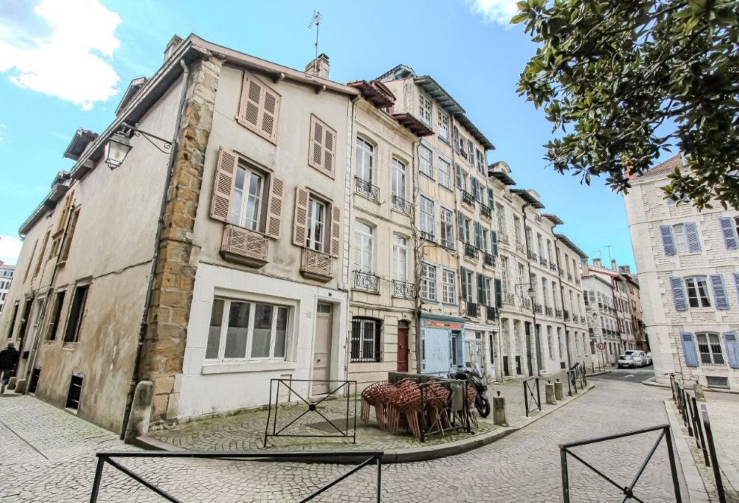 EXCLUSIVITE - BAYONNE - CATHEDRALE- IMMEUBLE -3 APPARTEMENTS ? 1 LOCAL COMMERCIAL — photo 1