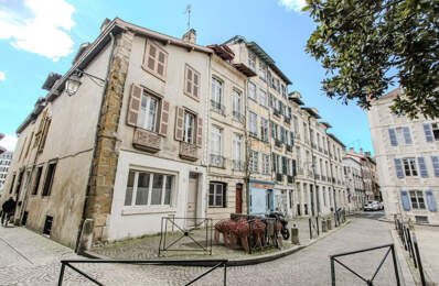 EXCLUSIVITE - BAYONNE - CATHEDRALE- IMMEUBLE -3 APPARTEMENTS ? 1 LOCAL COMMERCIAL — photo du bien