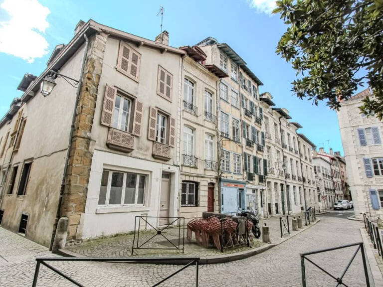EXCLUSIVITE - BAYONNE - CATHEDRALE- IMMEUBLE -3 APPARTEMENTS ? 1 LOCAL COMMERCIAL — photo 1