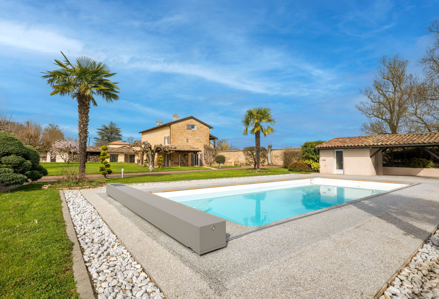 Charme et authenticité pour cette ferme en pierre dorée rénovée, dépendances, piscine et terrain constructible — photo 1