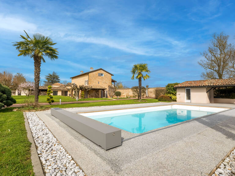 Charme et authenticité pour cette ferme en pierre dorée rénovée, dépendances, piscine et terrain constructible — photo 1