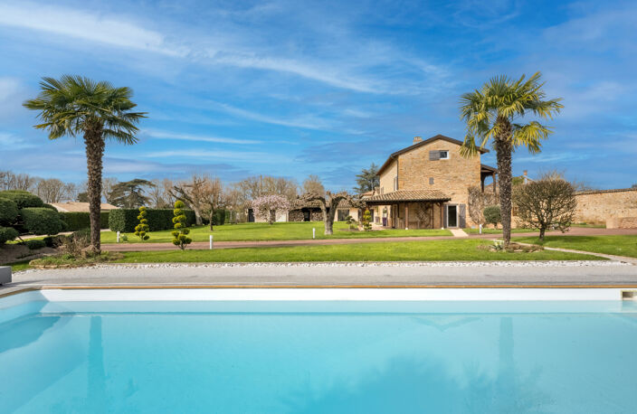 Charme et authenticité pour cette ferme en pierre dorée rénovée, dépendances, piscine et terrain constructible — photo 2