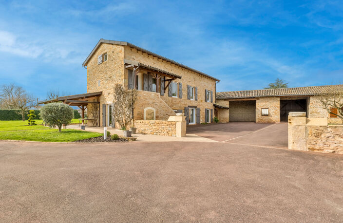 Charme et authenticité pour cette ferme en pierre dorée rénovée, dépendances, piscine et terrain constructible — photo 3