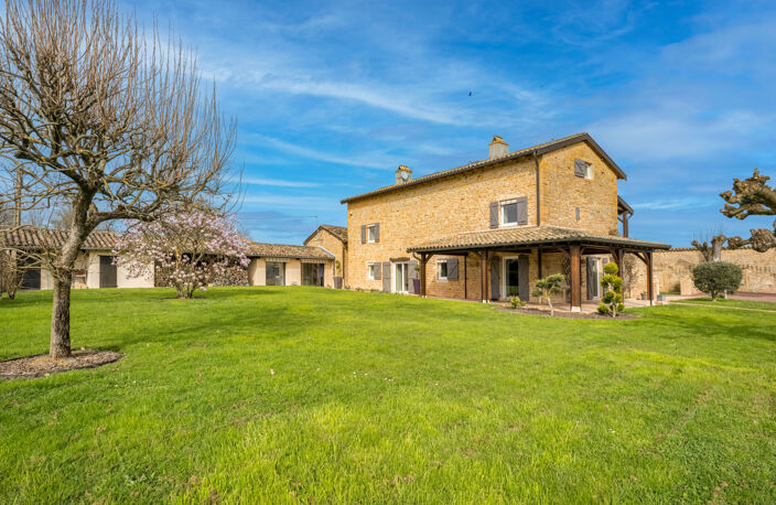 Charme et authenticité pour cette ferme en pierre dorée rénovée, dépendances, piscine et terrain constructible — photo 4
