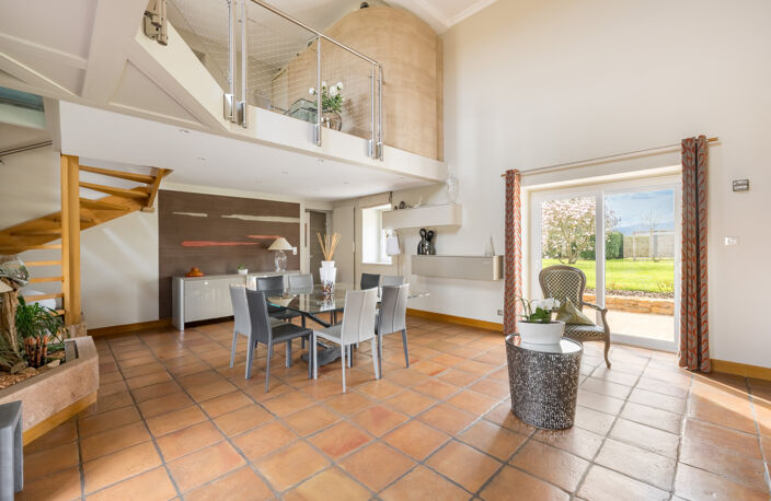 Charme et authenticité pour cette ferme en pierre dorée rénovée, dépendances, piscine et terrain constructible — photo 5