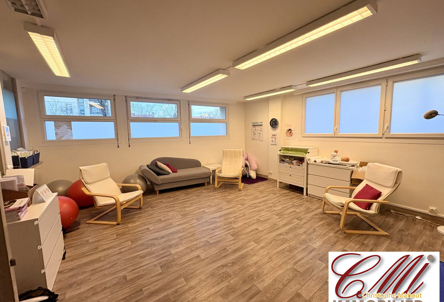 Local commercial CV — photo 1