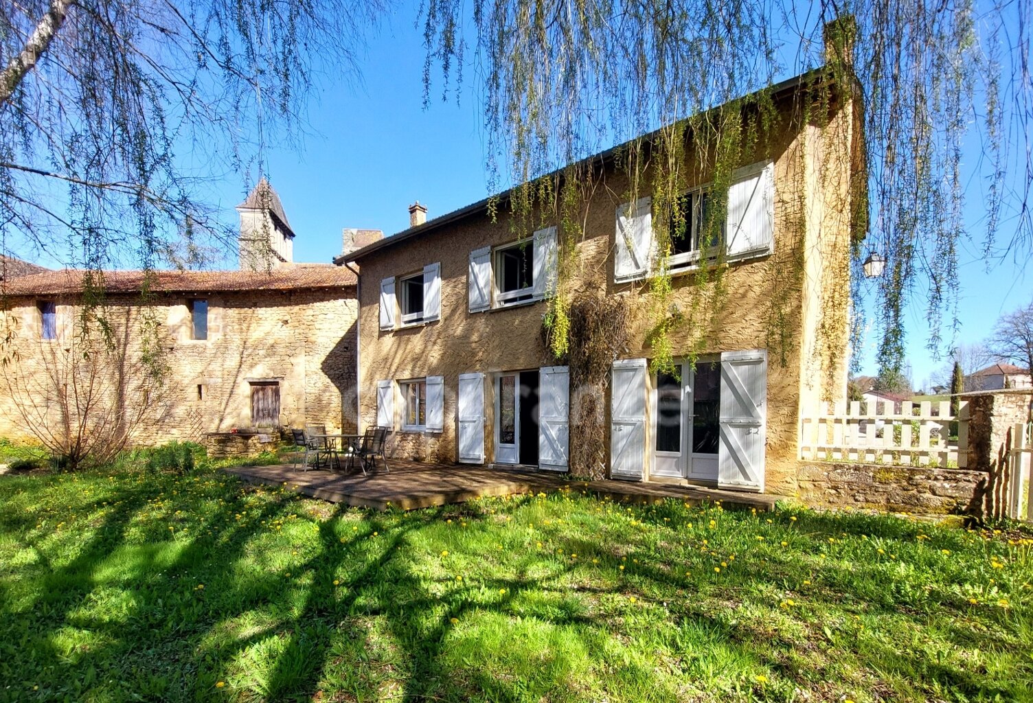 Maison au centre du village Prats du Périgord, 92m2, 4 pièces, 3 chambres, jardin, puits, grange avec fort potentiel — photo 1