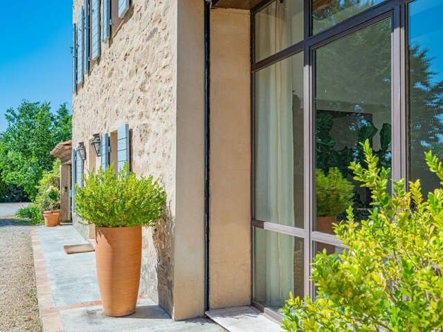 Bergerie en pierre du XVIIIᵉ siècle rénovée - 200 m² - terrain 5000 m² avec piscine - 25 min Aix-en-Provence — photo du bien