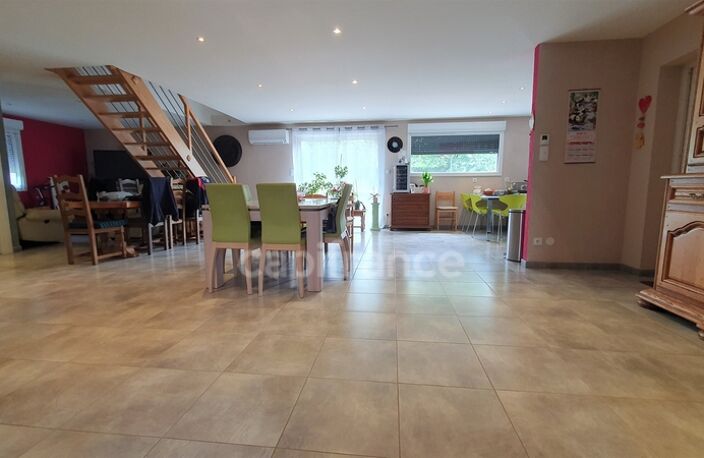 VAUVILLERS (70). Ensemble immobilier composé d'une maison d'habitation de 170m² et d'un bâtiment de 520m² — photo 2