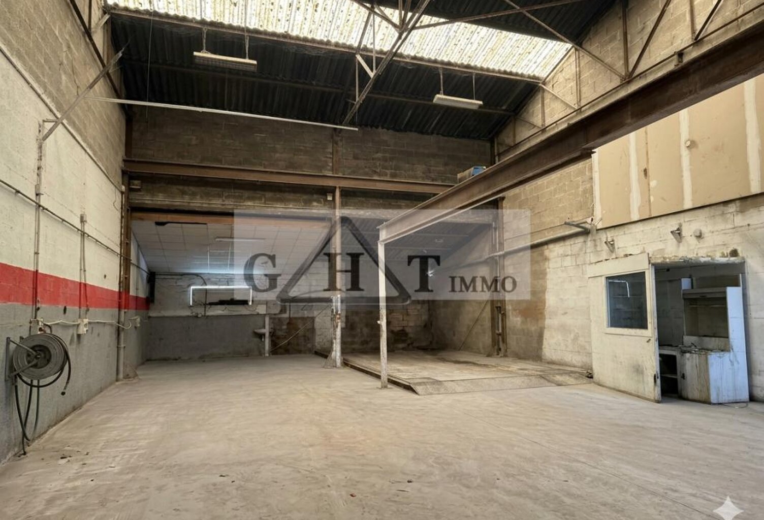 ENTREPOT BUREAUX A LOUER - 700 M² FONTENAY TRESIGNY — photo 1