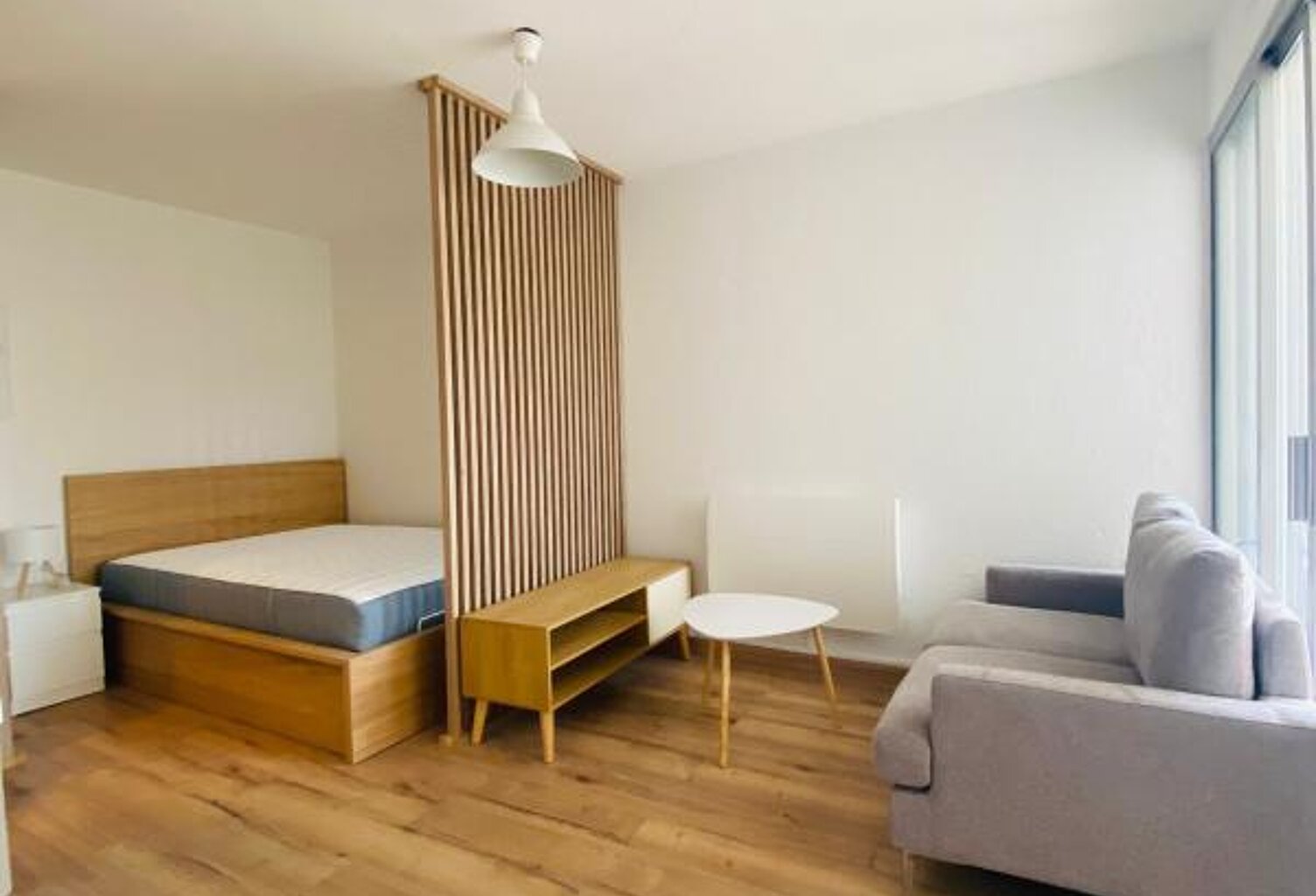 Studio meublé avec coin nuit et terrasse à louer à l'année ! — photo 1