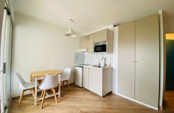 Studio meublé avec coin nuit et terrasse à louer à l'année ! — photo 3