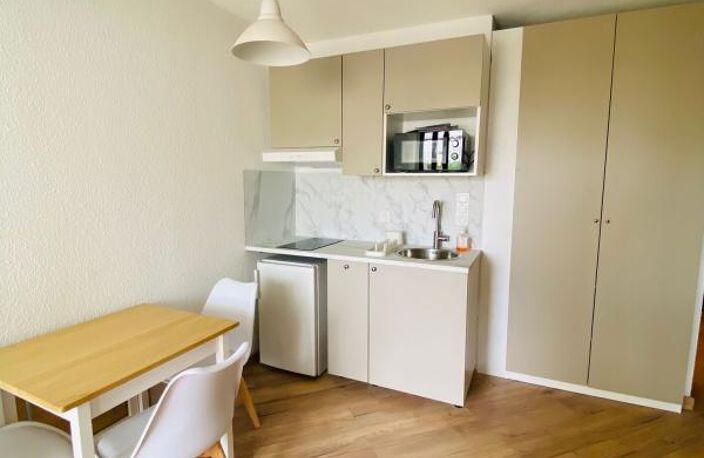 Studio meublé avec coin nuit et terrasse à louer à l'année ! — photo 4