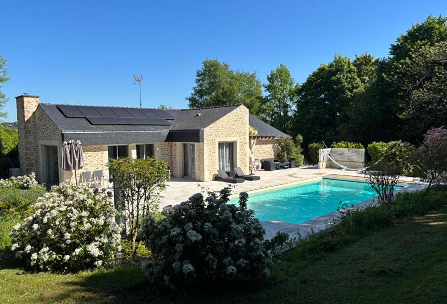 VALLONS DE L'ERDRE DANS UN CADRE IDYLLIQUE MAGNIFIQUE MAISON D'ARCHITECTE — photo 1