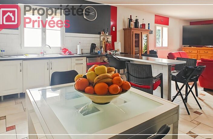 MANDAT EXCLUSIF - Immeuble composé de deux T4, deux T3, Piscine, Pool House et deux locaux commerciaux — photo 4