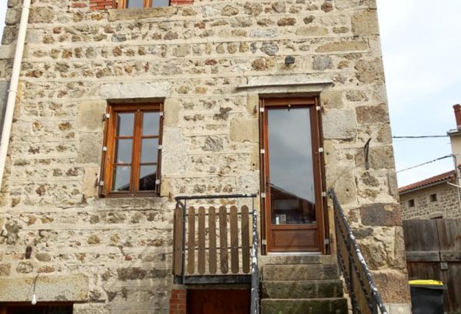 ESTIVAREILLES 42380 Belle Maison en pierre  4 chambres, dépôt  de 128 m² et 400m² de terrain plat — photo 1