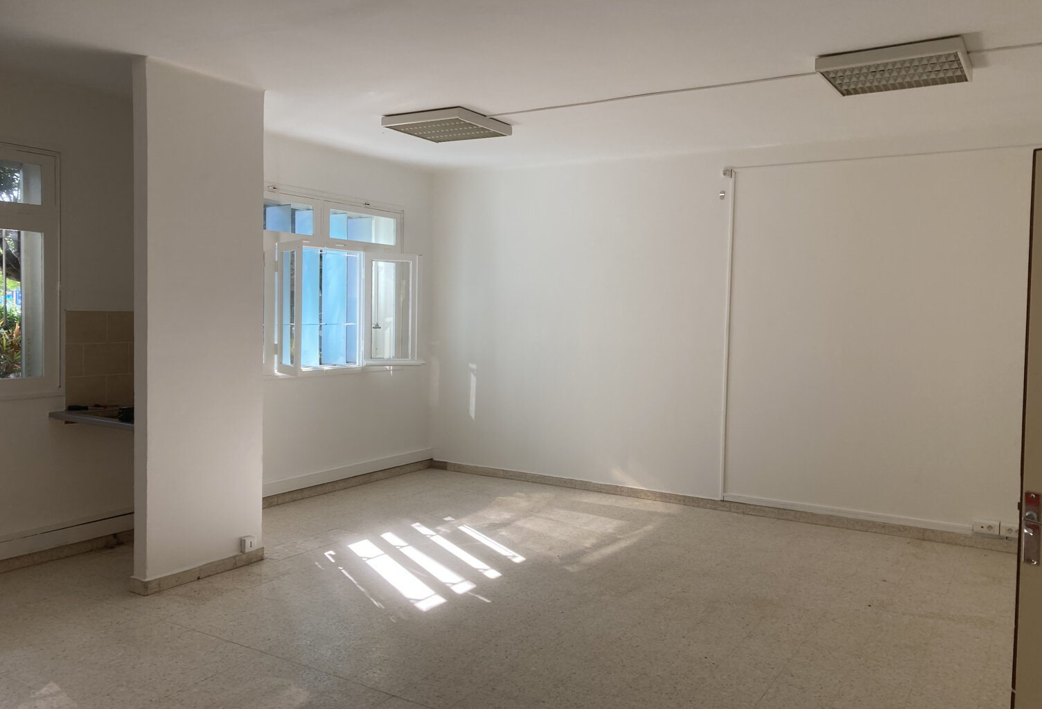 À LOUER LOCAL DE 129 m2 - SAINT-PIERRE — photo 1