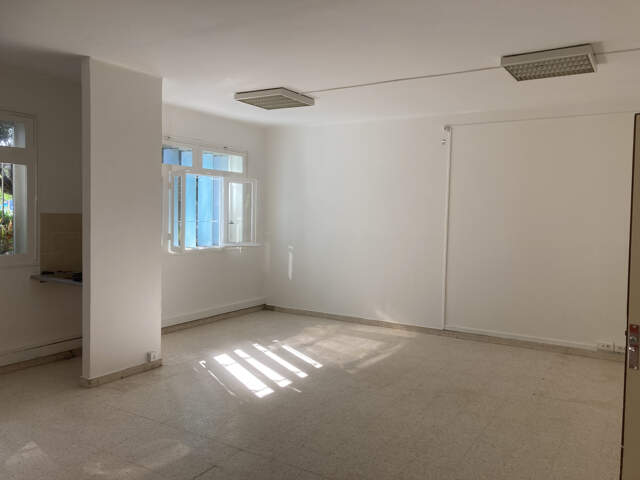 À LOUER LOCAL DE 129 m2 - SAINT-PIERRE — photo du bien